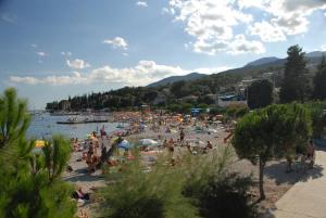 a large group of people on a beach at Apartment Sea Garden in Ičići