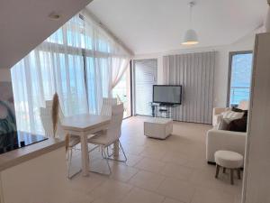 Μια τηλεόραση ή/και κέντρο ψυχαγωγίας στο Acacia Hills A7 Apartment