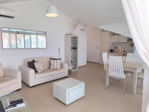 Η κουζίνα ή μικρή κουζίνα στο Acacia Hills A7 Apartment