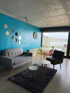 a living room with a couch and chairs and a table at HOM l Estudio con Vista al mar 3PAX in Valparaíso
