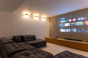 TV a/nebo společenská místnost v ubytování Seanatra Luxury Villas