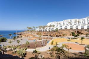 Una vista de un resort con un parque y el océano. en Tenerife View, en Adeje
