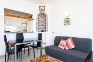 una sala de estar con un sofá y una mesa en Tenerife View, en Adeje