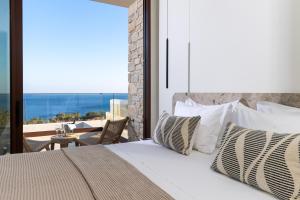 Postel nebo postele na pokoji v ubytování Seanatra Luxury Villas