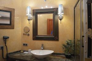een badkamer met een wastafel en een spiegel bij Palacio de Congresos by My Home in Salamanca in Salamanca +24 foto's