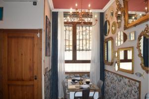 een eetkamer met een tafel en een raam bij Palacio de Congresos by My Home in Salamanca in Salamanca