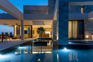 Bazén v ubytování Seanatra Luxury Villas nebo v jeho okolí