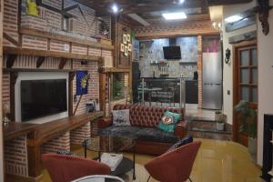 een woonkamer met een bank en een tv bij Palacio de Congresos by My Home in Salamanca in Salamanca