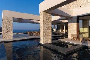 Bazén v ubytování Seanatra Luxury Villas nebo v jeho okolí