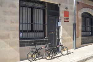 twee fietsen geparkeerd voor een gebouw bij Palacio de Congresos by My Home in Salamanca in Salamanca