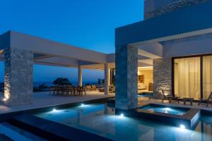 Bazén v ubytování Seanatra Luxury Villas nebo v jeho okolí