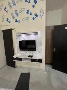 ファリーダーバードにあるMayur Hotel Near IMT College, Faridabadの青鳥の壁 +18枚の写真