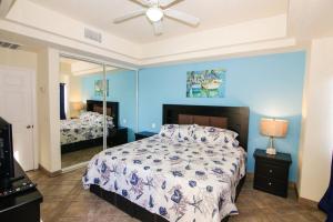 Katil atau katil-katil dalam bilik di Beachfront Las Palmas D502 +35 gambar