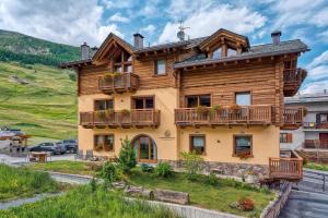 una casa de madera con balcones en un lateral en Livigno Wooden House, en Livigno