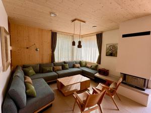 un soggiorno con un divano e un tavolo di Chalet Bohinj Bliss Wellness and view of Triglav a Bohinj