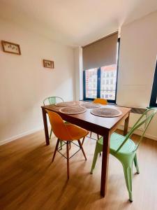 a dining room with a table and chairs at Ch'ti Lillois - Appartement 3 personnes Lille in Lille