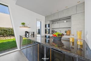 - une cuisine avec un grand comptoir dans une maison dans l'établissement Ferienhaus Villa Maparenii Olpenitz, à Olpenitz