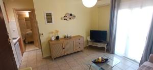TV a/nebo společenská místnost v ubytování Katerina sitia apartments 1