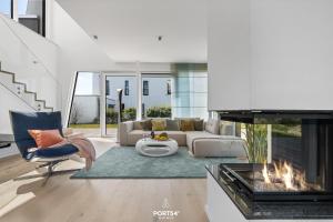 un salon avec un canapé et une cheminée dans l'établissement Ferienhaus Villa Maparenii Olpenitz, à Olpenitz