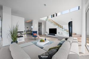 un salon avec un canapé et une télévision dans l'établissement Ferienhaus Villa Maparenii Olpenitz, à Olpenitz