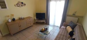 TV a/nebo společenská místnost v ubytování Katerina sitia apartments 1