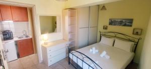 Postel nebo postele na pokoji v ubytování Katerina sitia apartments 1