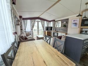 Homely Caravan With Decking And Wifi In Lowestoft Ref 12097B的厨房或小厨房