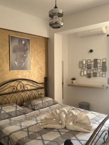 sypialnia z łóżkiem z ręcznikiem w obiekcie panorama apartment w mieście Agia Fotia