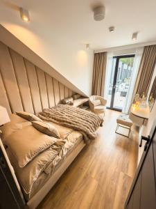una camera da letto con un letto grande e una finestra di Sea & Forest Resort Apartament Dolce Vita a Międzyzdroje