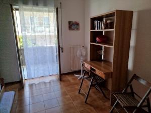 een kamer met een bureau, een boekenplank en een raam bij STELLA MARINA a 10 minuti dal mare in Formia