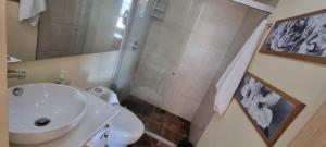 Ένα μπάνιο στο Laureles 16th floor stylish Spring City Treat +15 φωτογραφίες