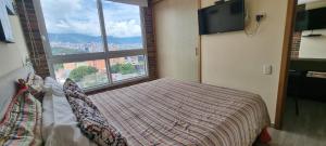 Μια τηλεόραση ή/και κέντρο ψυχαγωγίας στο Laureles 16th floor stylish Spring City Treat