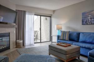 ein Wohnzimmer mit einer blauen Couch und einem Kamin in der Unterkunft Breathtaking White Water Views at Seascape Resort in Aptos + 17 Fotos