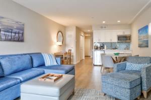 un salon avec un canapé bleu et une cuisine dans l'établissement Breathtaking White Water Views at Seascape Resort, à Aptos
