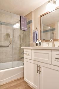 une salle de bain blanche avec un lavabo et une douche dans l'établissement Breathtaking White Water Views at Seascape Resort, à Aptos