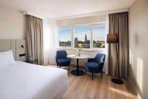Postel nebo postele na pokoji v ubytování NH Groningen Hotel