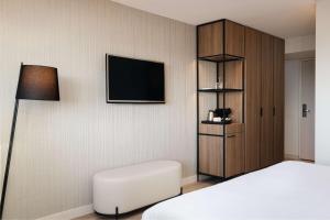 Postel nebo postele na pokoji v ubytování NH Groningen Hotel