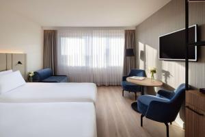 Postel nebo postele na pokoji v ubytování NH Groningen Hotel