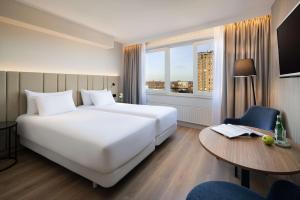 Postel nebo postele na pokoji v ubytování NH Groningen Hotel + 37 fotografií