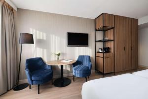 Postel nebo postele na pokoji v ubytování NH Groningen Hotel