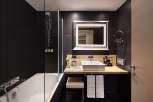 Koupelna v ubytování NH Groningen Hotel