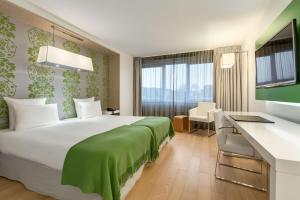 Postel nebo postele na pokoji v ubytování NH Groningen Hotel