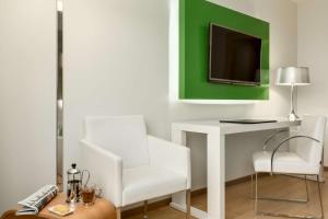 TV a/nebo společenská místnost v ubytování NH Groningen Hotel