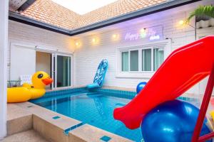 Pool Villa Near Jomtien Beach on Thep Prasit Road游泳池或附近泳池