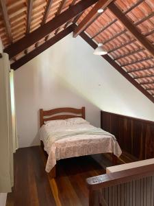 a bedroom with a bed in an attic at Apartamento 10- Montserrat in Guaramiranga