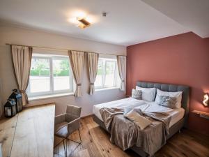 Postel nebo postele na pokoji v ubytování COLORGRAM Loft - Colorful Design Apartment in Tyrol, presented by AlpenLuxus