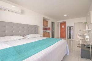 a bedroom with a large bed with a blue blanket at Hospedaje,Cartagena,Clasicos,Turismocolombia-fit in Cartagena de Indias