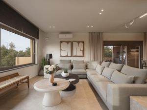 ハニア・タウンにあるVilla Agali I "Free" heated pool & 70m to Sea!のソファとテーブルのあるリビングルーム +52枚の写真