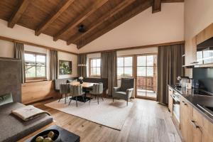 Kuchyň nebo kuchyňský kout v ubytování Das Kaltenbach - ApartHotel