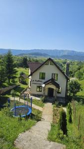 een huis met een zwembad ervoor bij La Kaifas in Fundata